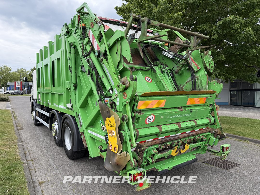 frontLeft : Scania P320 Camion de basura