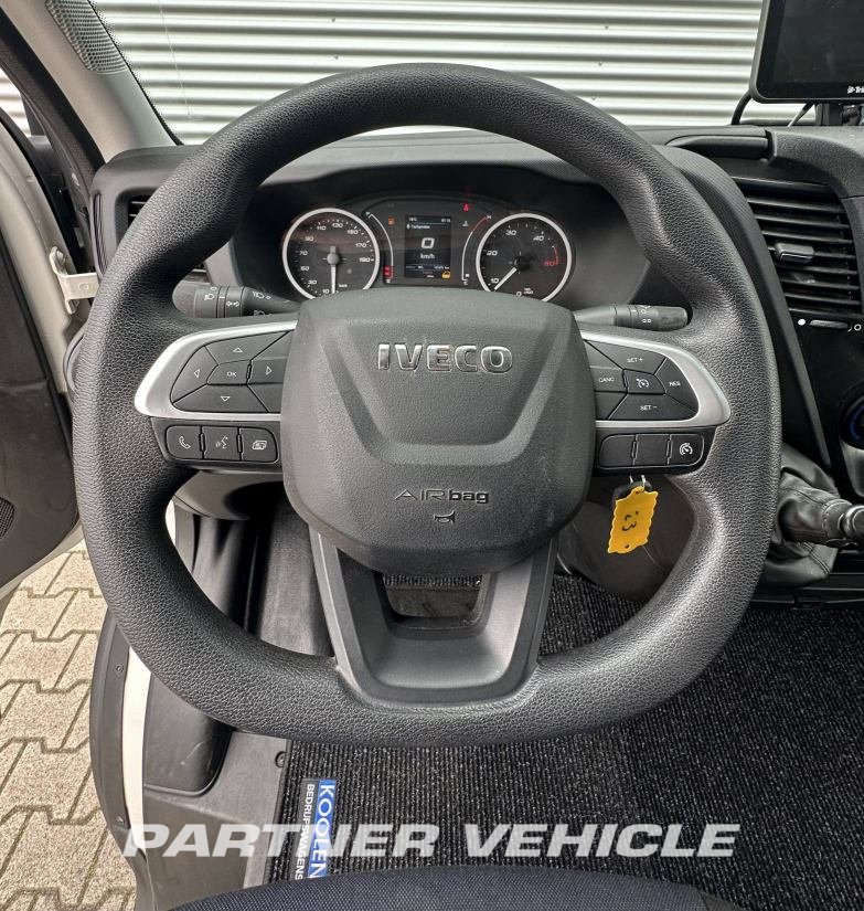frontLeft : Iveco Daily 35C14 Furgoneta cerrada