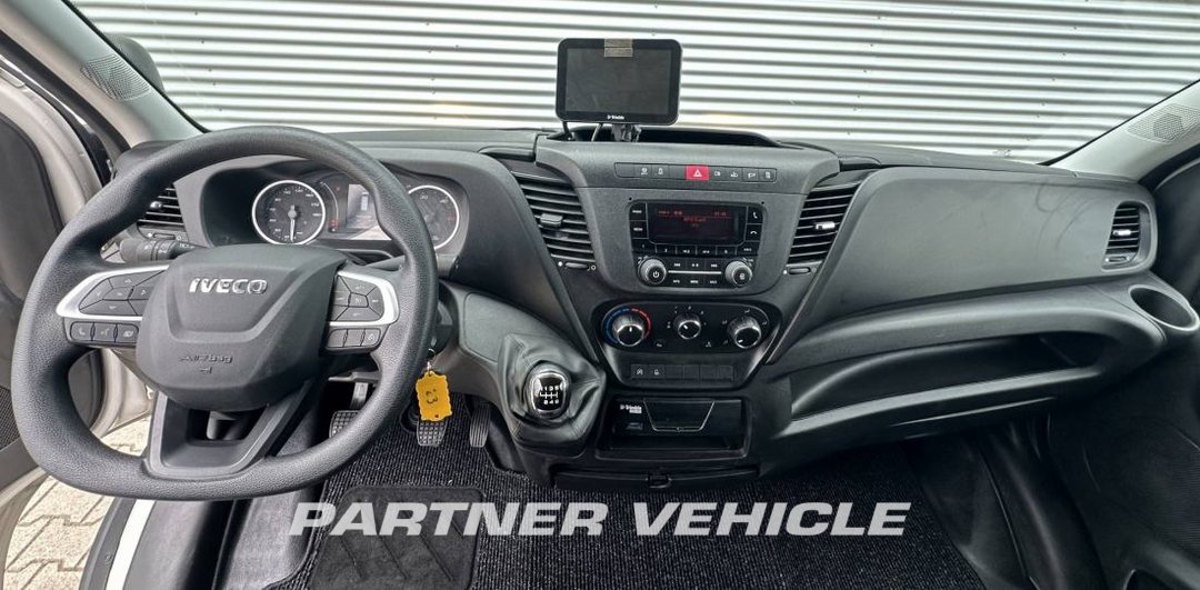 frontLeft : Iveco Daily 35C14 Furgoneta cerrada
