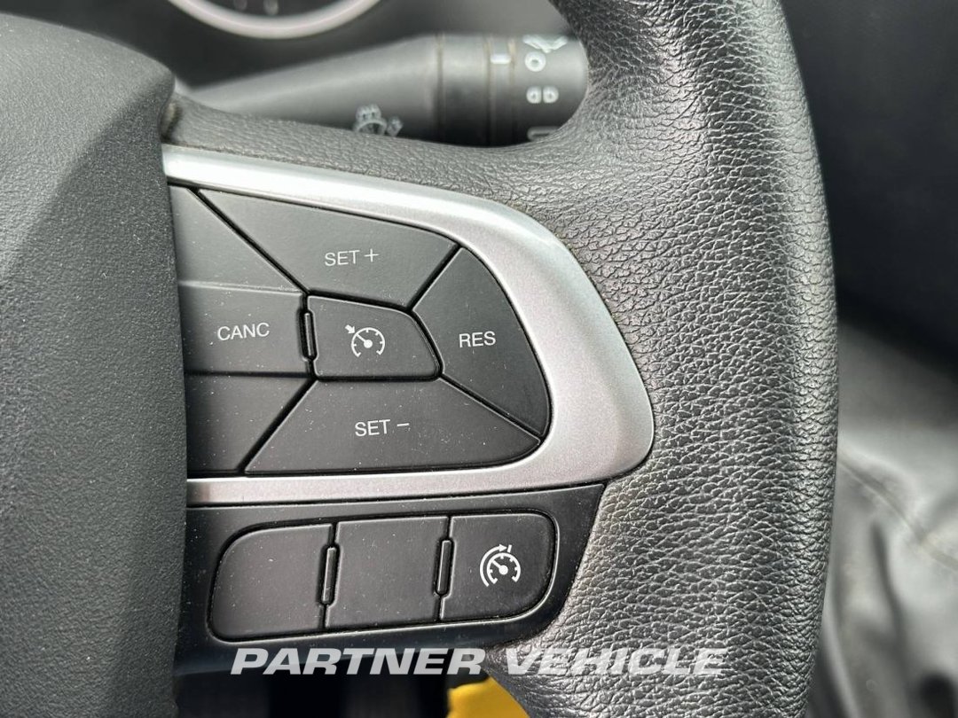 frontLeft : Iveco Daily 35C14 Furgoneta cerrada