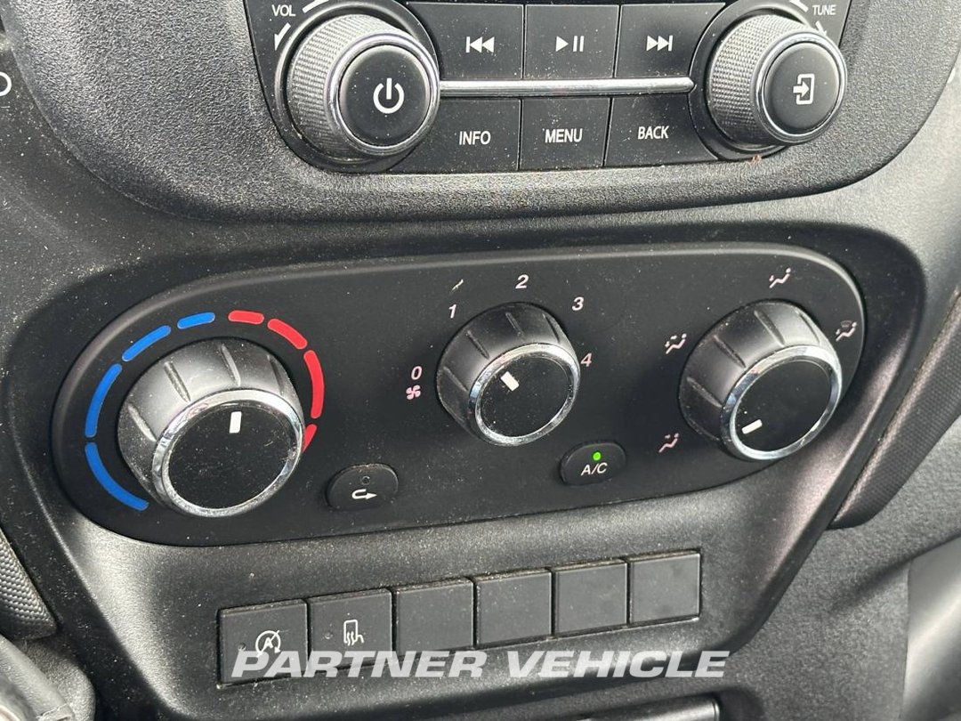 frontLeft : Iveco Daily 35C14 Furgoneta cerrada