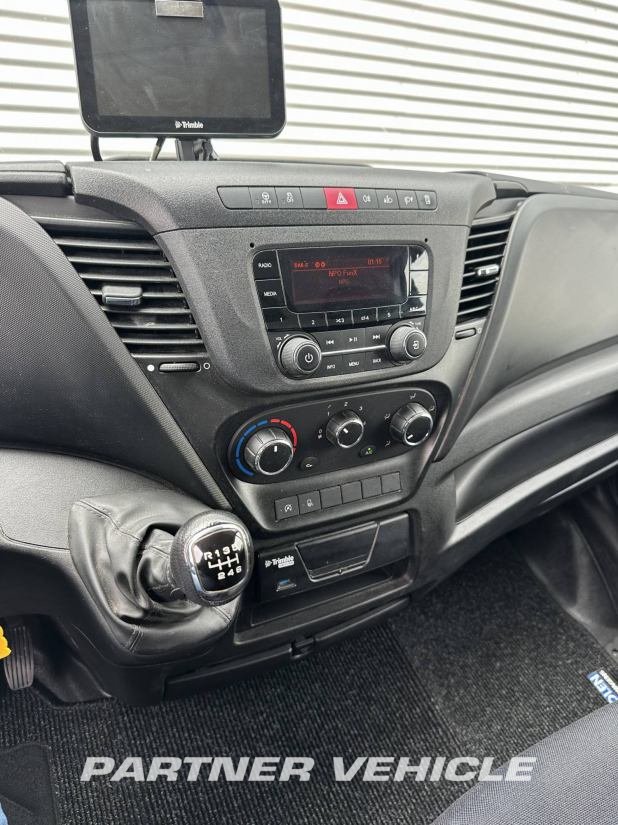frontLeft : Iveco Daily 35C14 Furgoneta cerrada