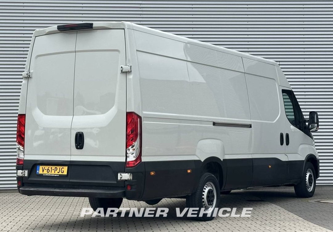 frontLeft : Iveco Daily 35C14 Furgoneta cerrada