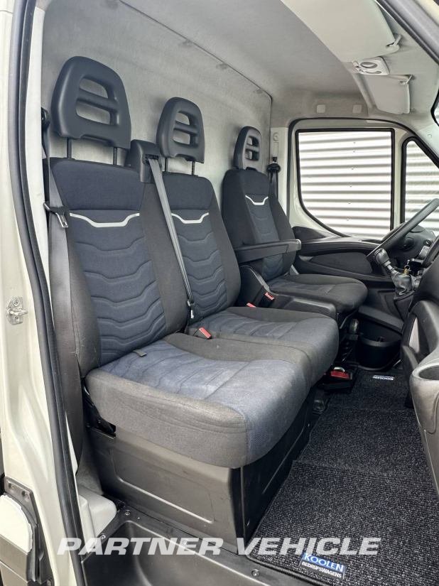 frontLeft : Iveco Daily 35C14 Furgoneta cerrada