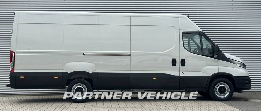 frontLeft : Iveco Daily 35C14 Furgoneta cerrada