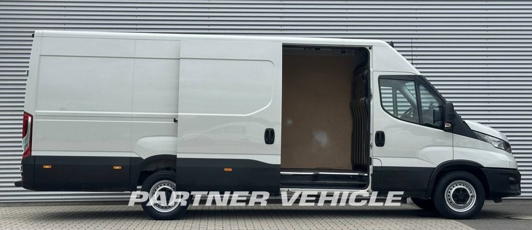 frontLeft : Iveco Daily 35C14 Furgoneta cerrada