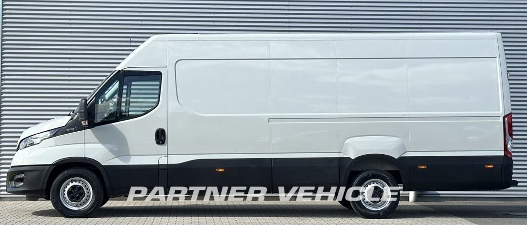 frontLeft : Iveco Daily 35S14 Lukket varevogn