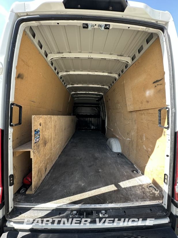 frontLeft : Iveco Daily 35S14 Lukket varevogn