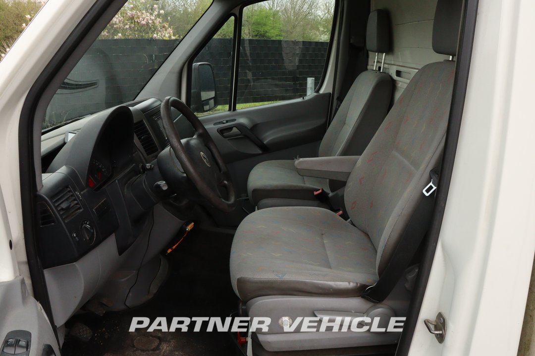frontLeft : Volkswagen Crafter 160pk BE Kombination