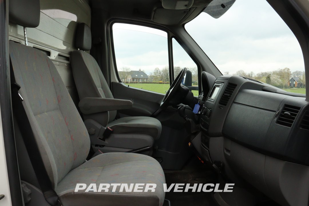 frontLeft : Volkswagen Crafter 160pk BE Kombination