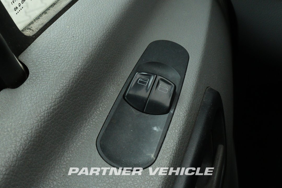 frontLeft : Volkswagen Crafter 160pk BE Kombination