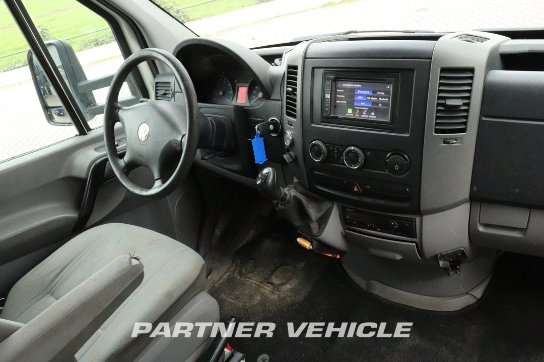frontLeft : Volkswagen Crafter 160pk BE Kombination