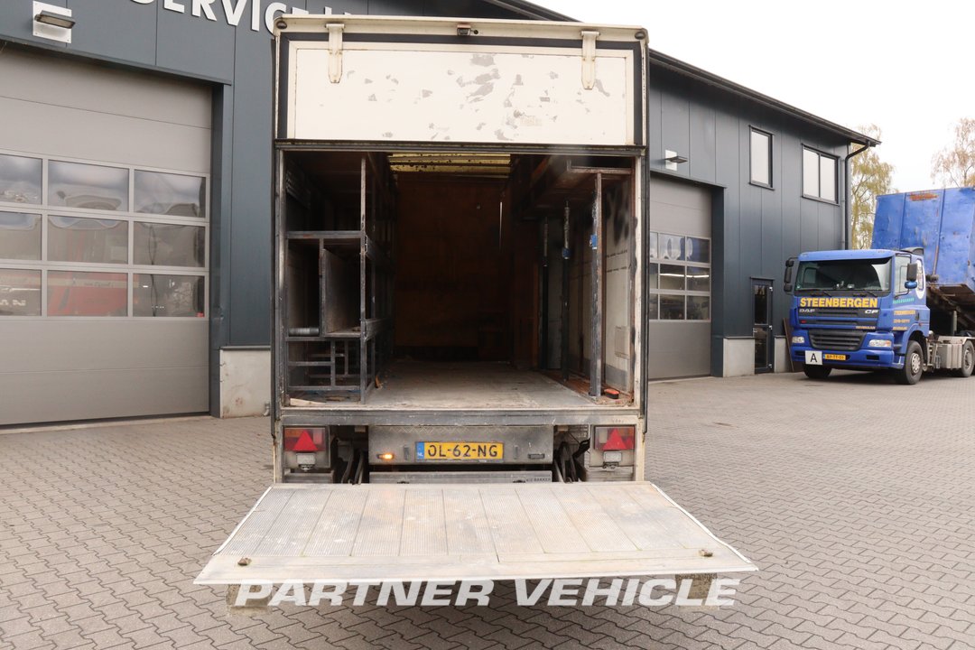 frontLeft : Volkswagen Crafter 160pk BE Kombination