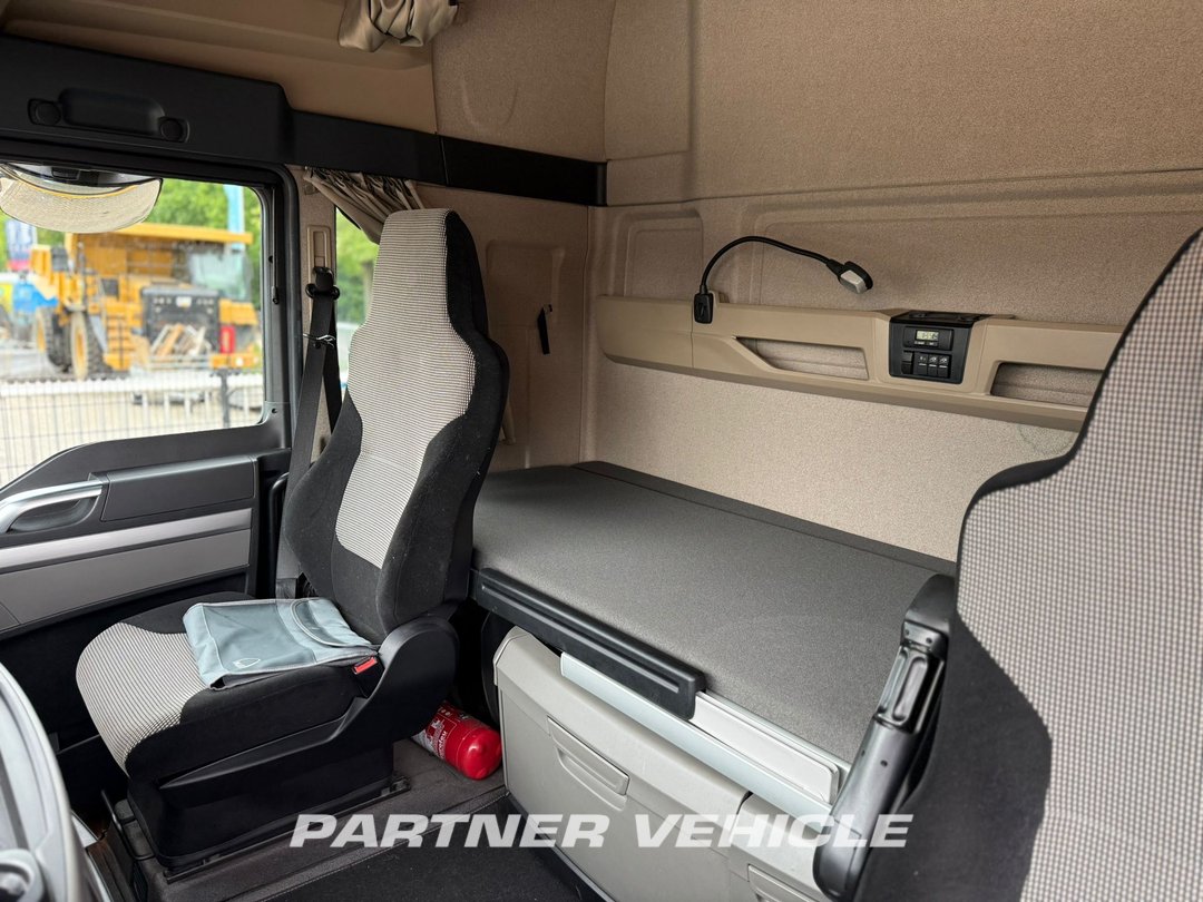 frontLeft : MAN TGX 18.470 Trækker