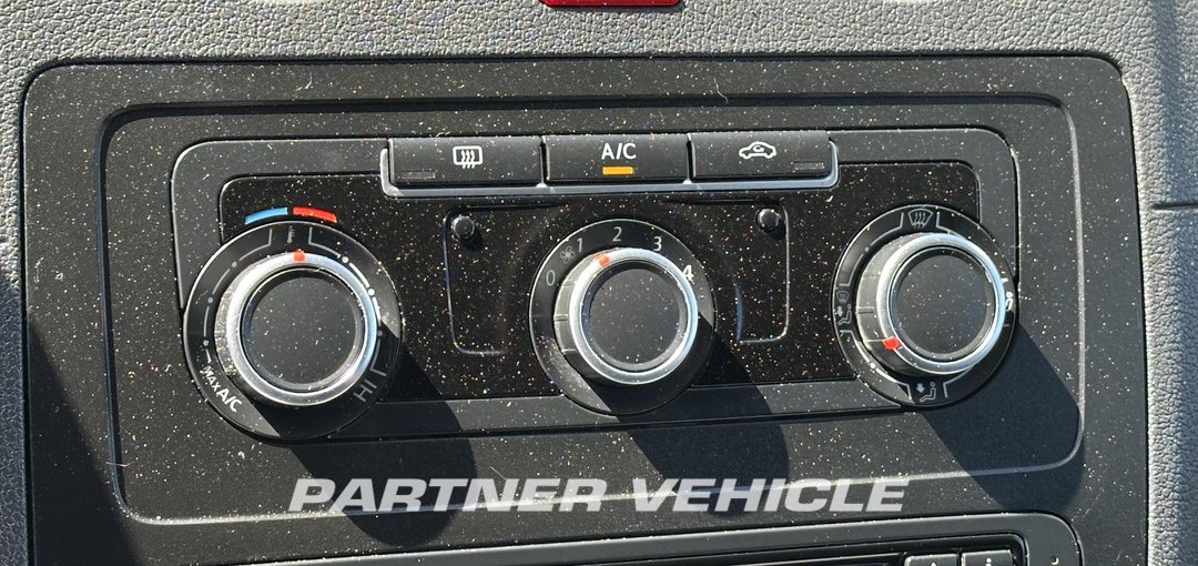 frontLeft : Volkswagen Caddy 102PK Затворен ван