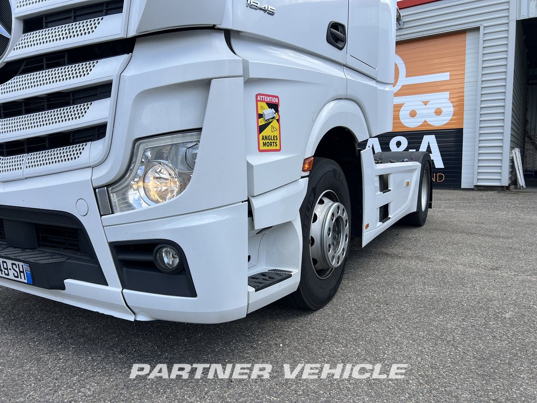 frontLeft : Mercedes Actros 1845 Tractor