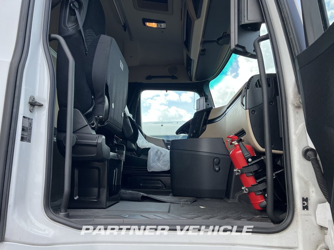 frontLeft : Mercedes Actros 1845 Tractor