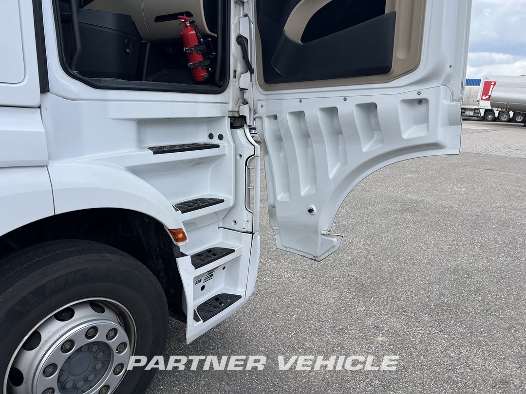 frontLeft : Mercedes Actros 1845 Tractor