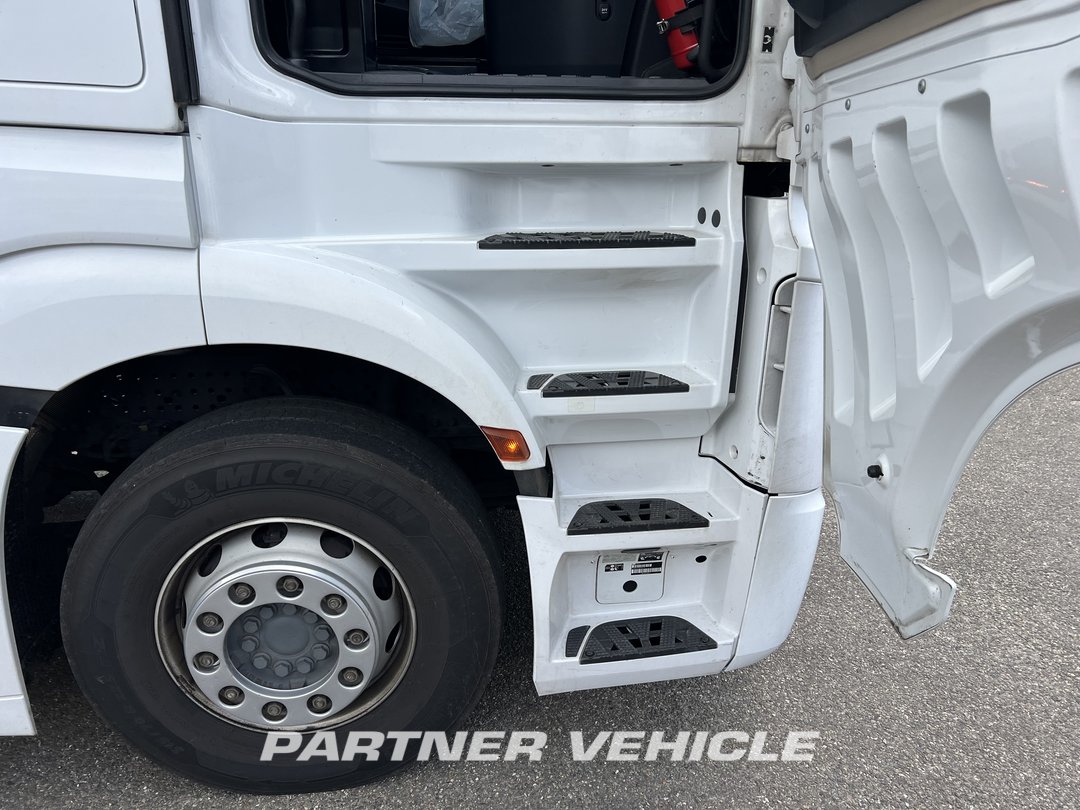 frontLeft : Mercedes Actros 1845 Tractor