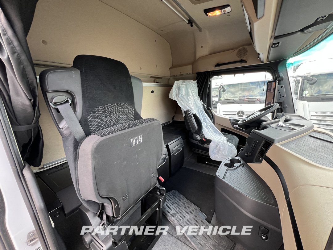 frontLeft : Mercedes Actros 1845 Tractor