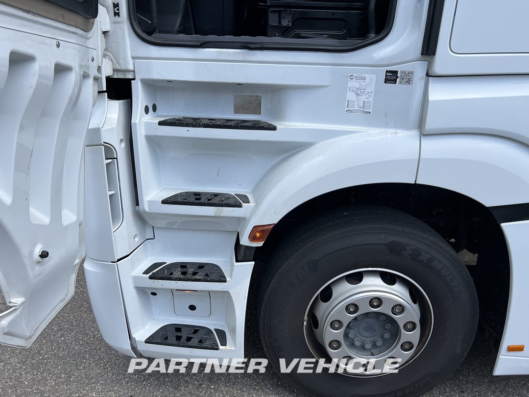 frontLeft : Mercedes Actros 1845 Tractor