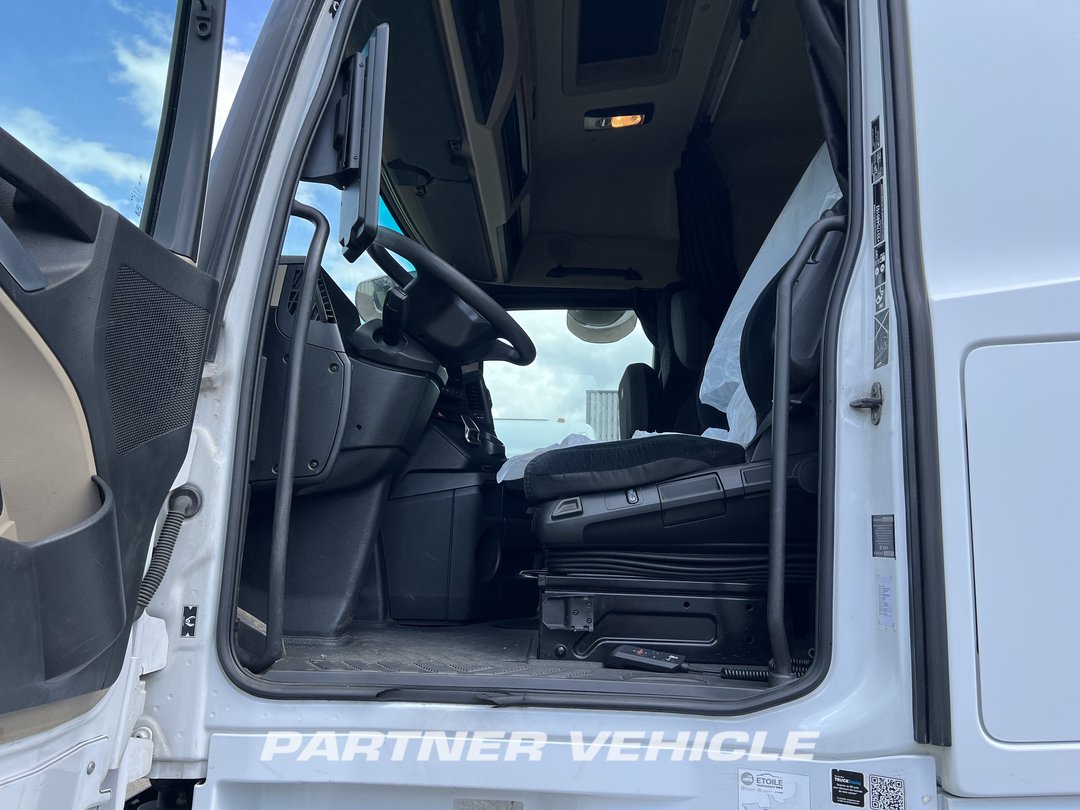 frontLeft : Mercedes Actros 1845 Tractor