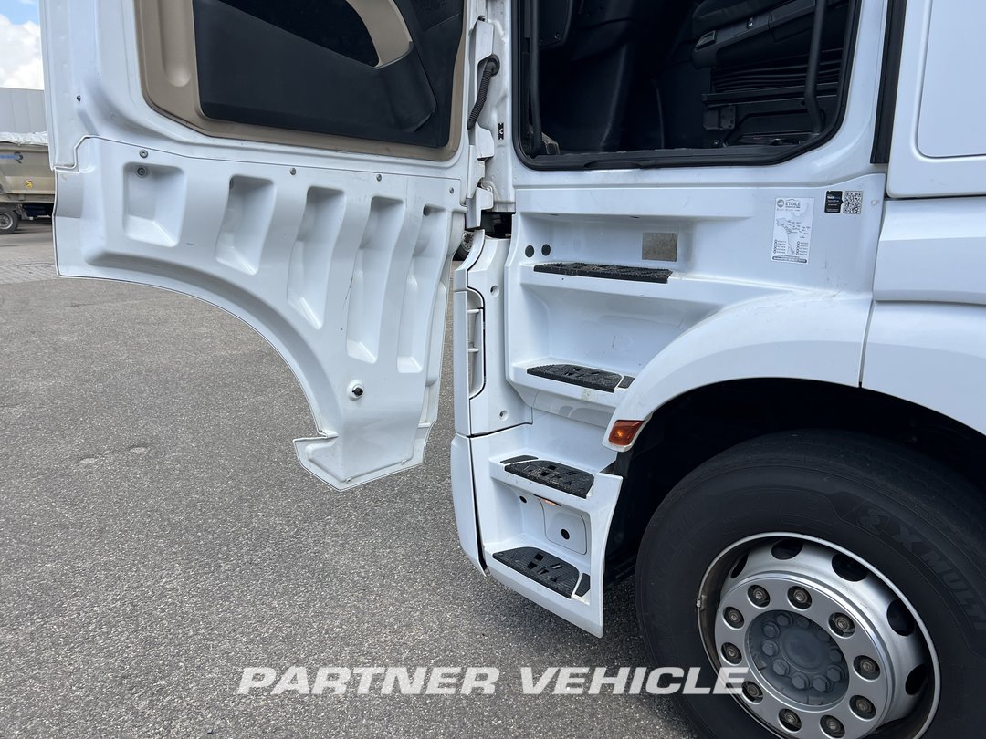 frontLeft : Mercedes Actros 1845 Tractor