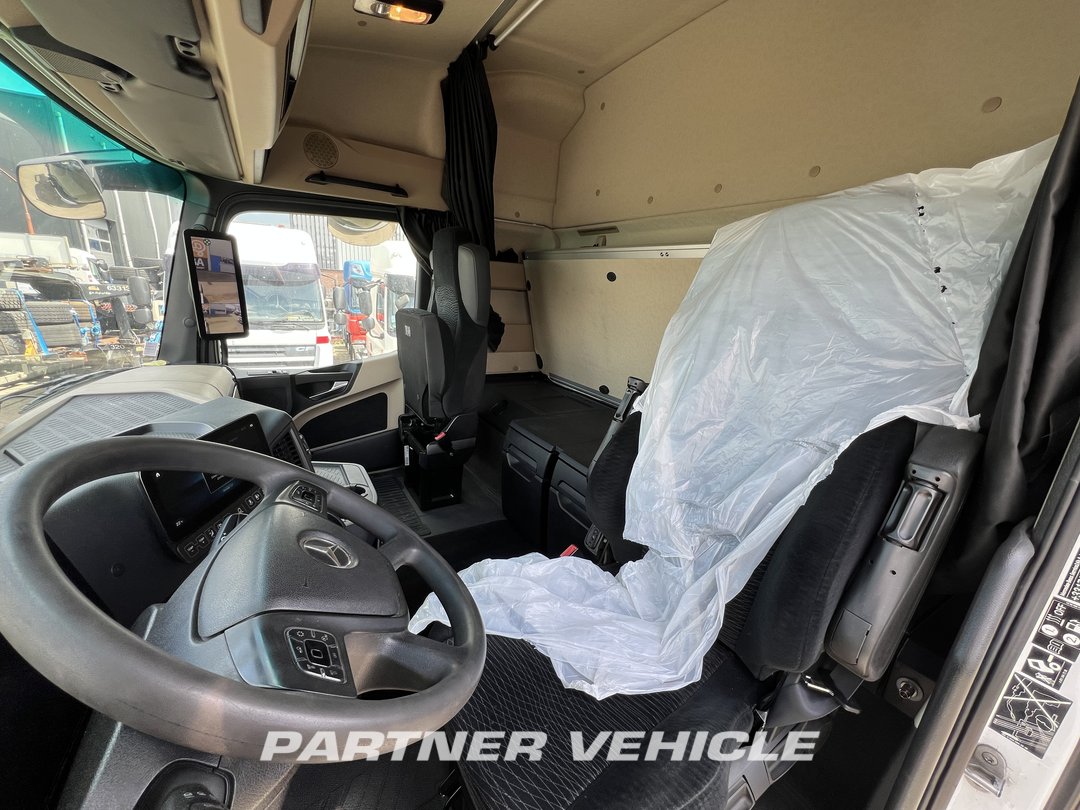 frontLeft : Mercedes Actros 1845 Tractor