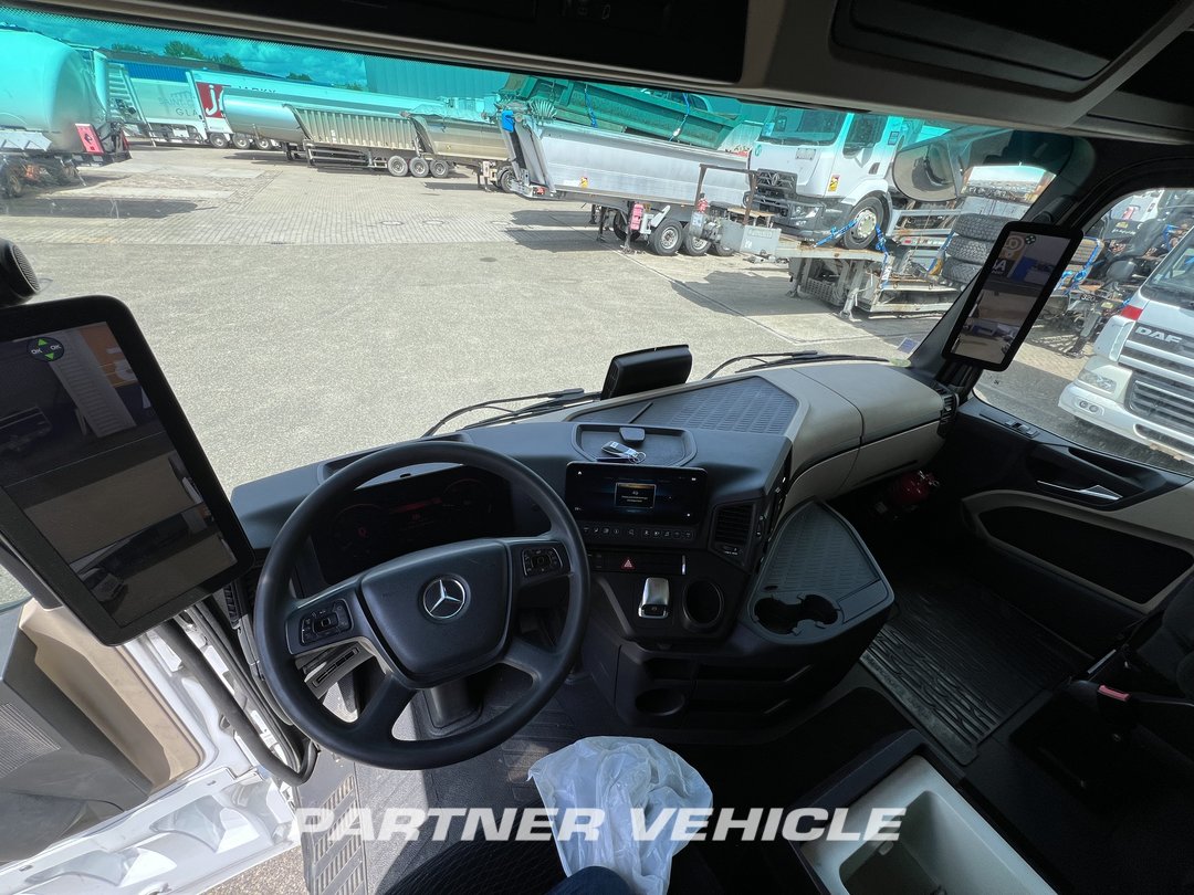 frontLeft : Mercedes Actros 1845 Tractor