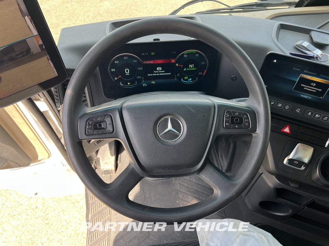 frontLeft : Mercedes Actros 1845 Tractor