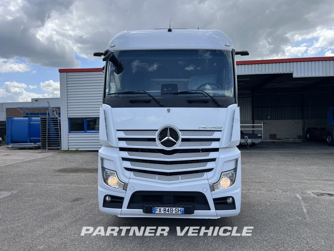 frontLeft : Mercedes Actros 1845 Tractor