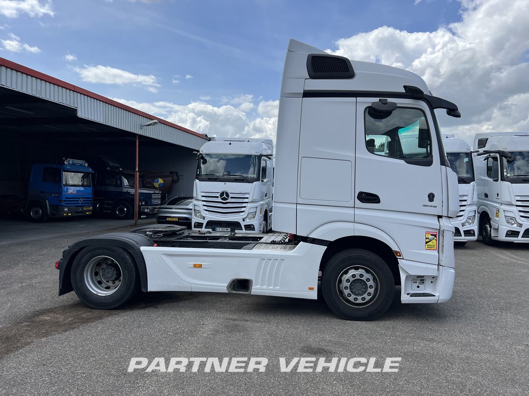 frontLeft : Mercedes Actros 1845 Tractor