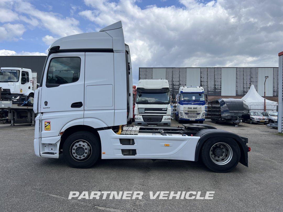 frontLeft : Mercedes Actros 1845 Tractor