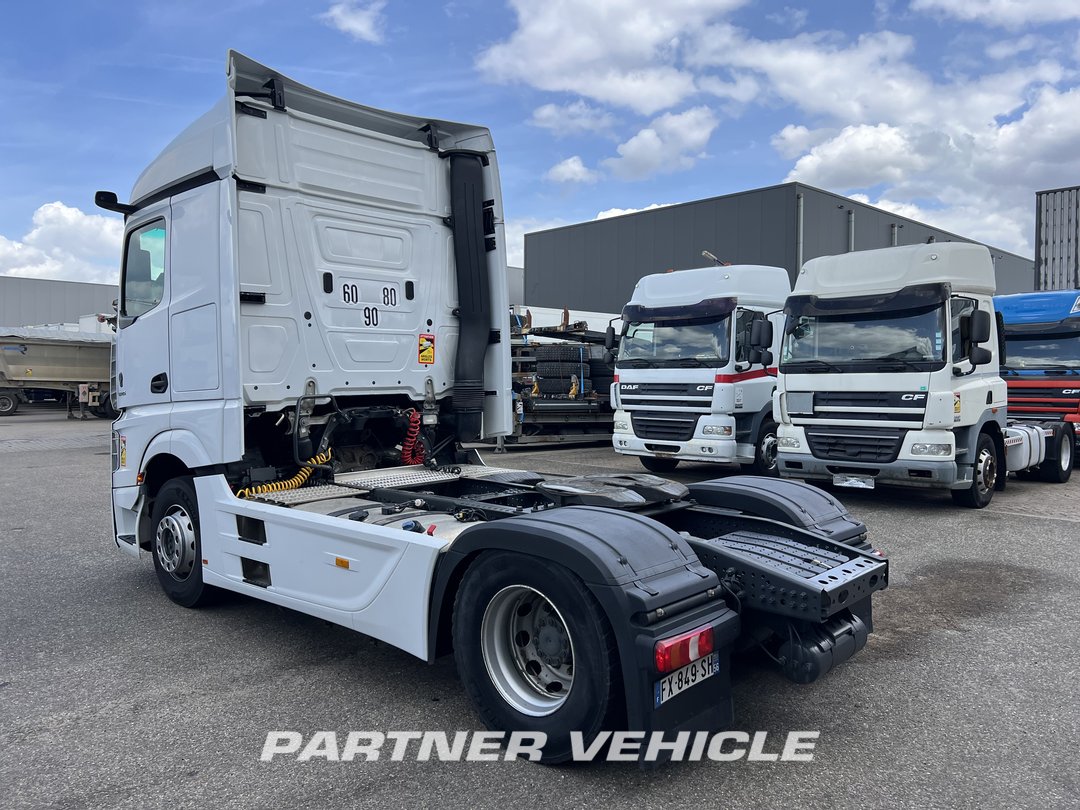 frontLeft : Mercedes Actros 1845 Tractor