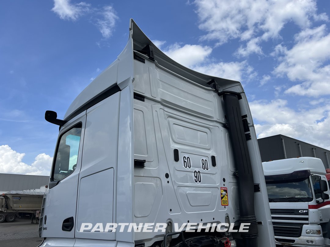 frontLeft : Mercedes Actros 1845 Tractor
