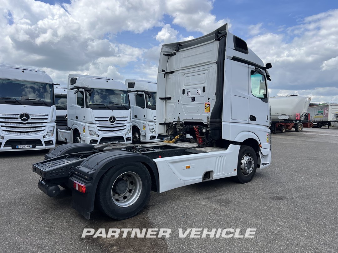 frontLeft : Mercedes Actros 1845 Tractor