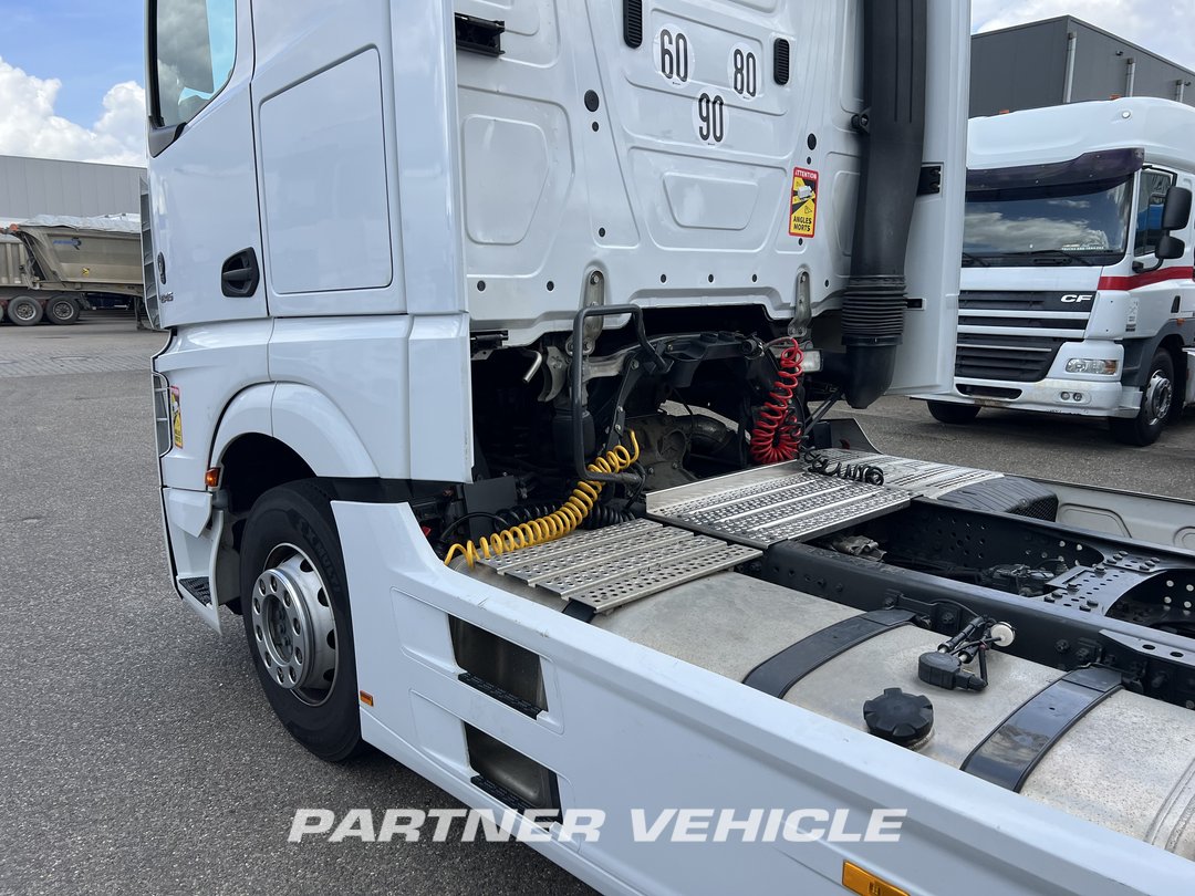 frontLeft : Mercedes Actros 1845 Tractor
