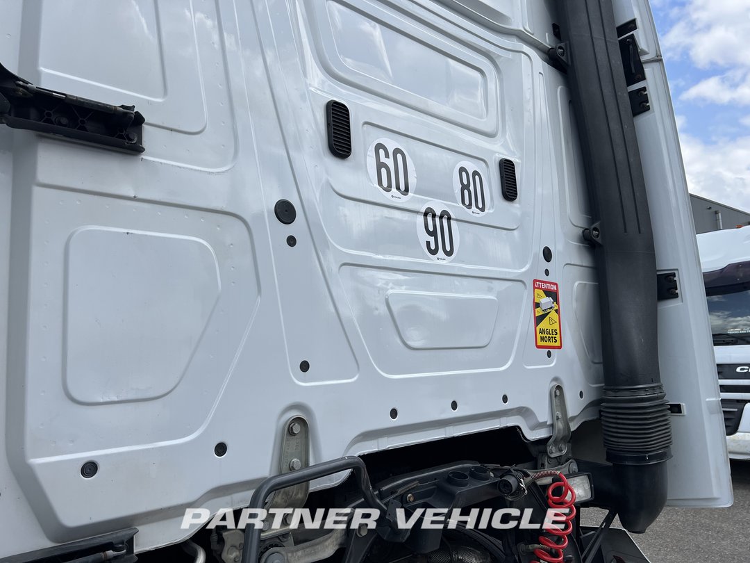 frontLeft : Mercedes Actros 1845 Tractor