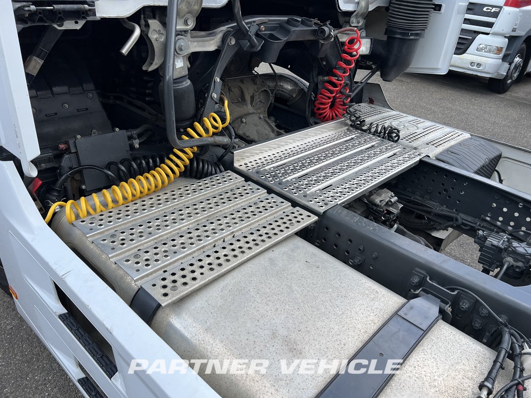 frontLeft : Mercedes Actros 1845 Tractor