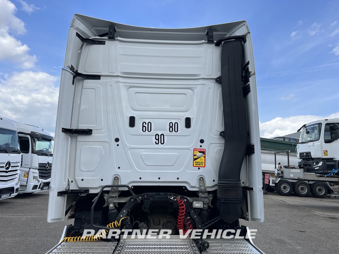 frontLeft : Mercedes Actros 1845 Tractor