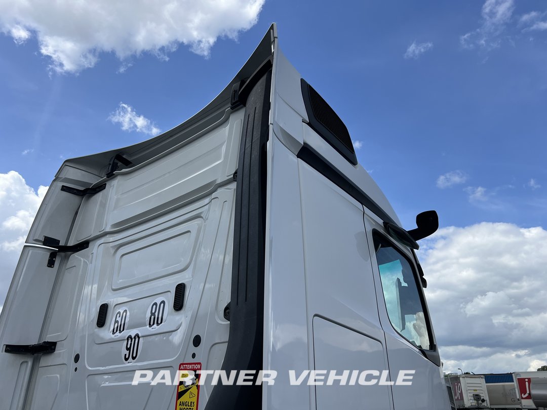 frontLeft : Mercedes Actros 1845 Tractor