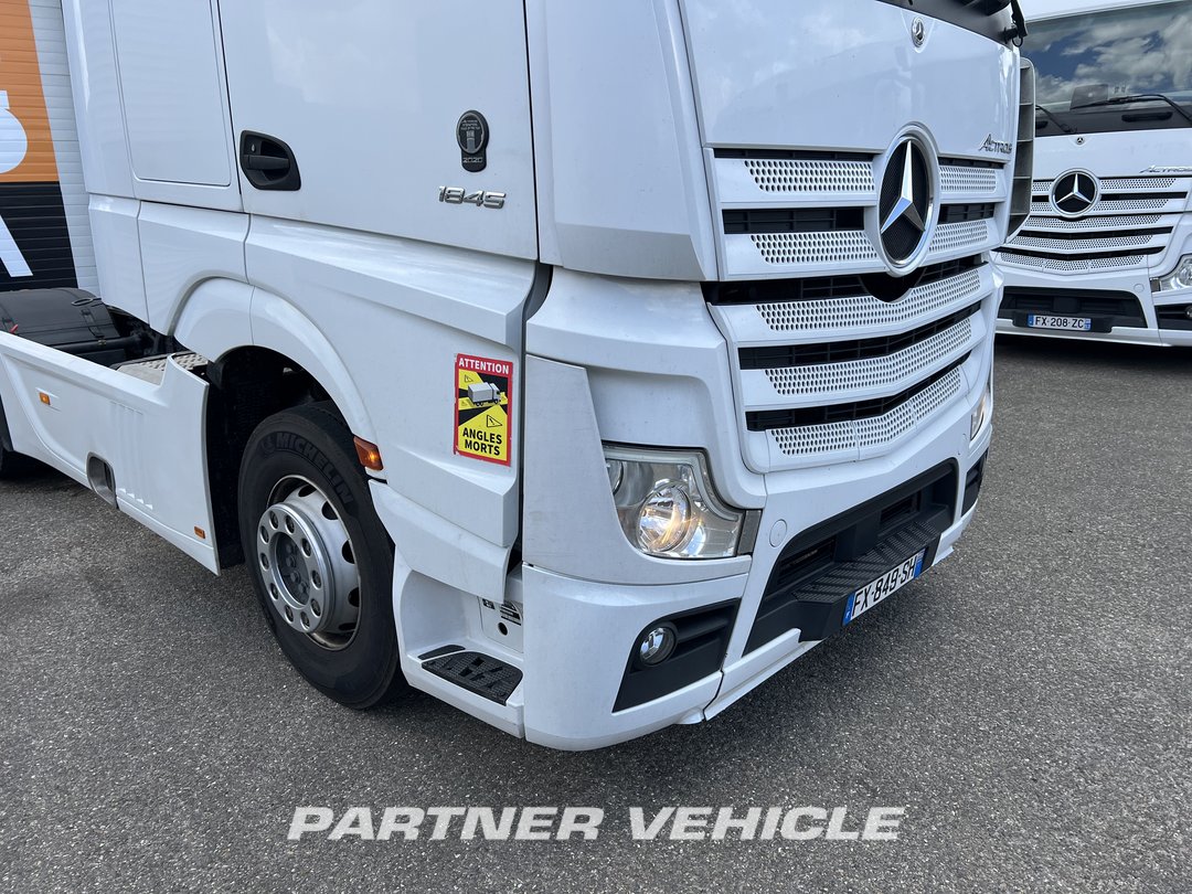 frontLeft : Mercedes Actros 1845 Tractor