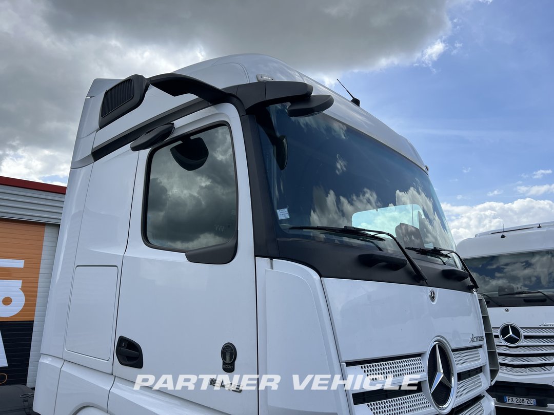 frontLeft : Mercedes Actros 1845 Tractor