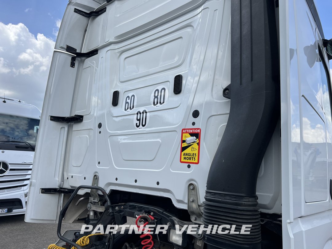 frontLeft : Mercedes Actros 1845 Tractor