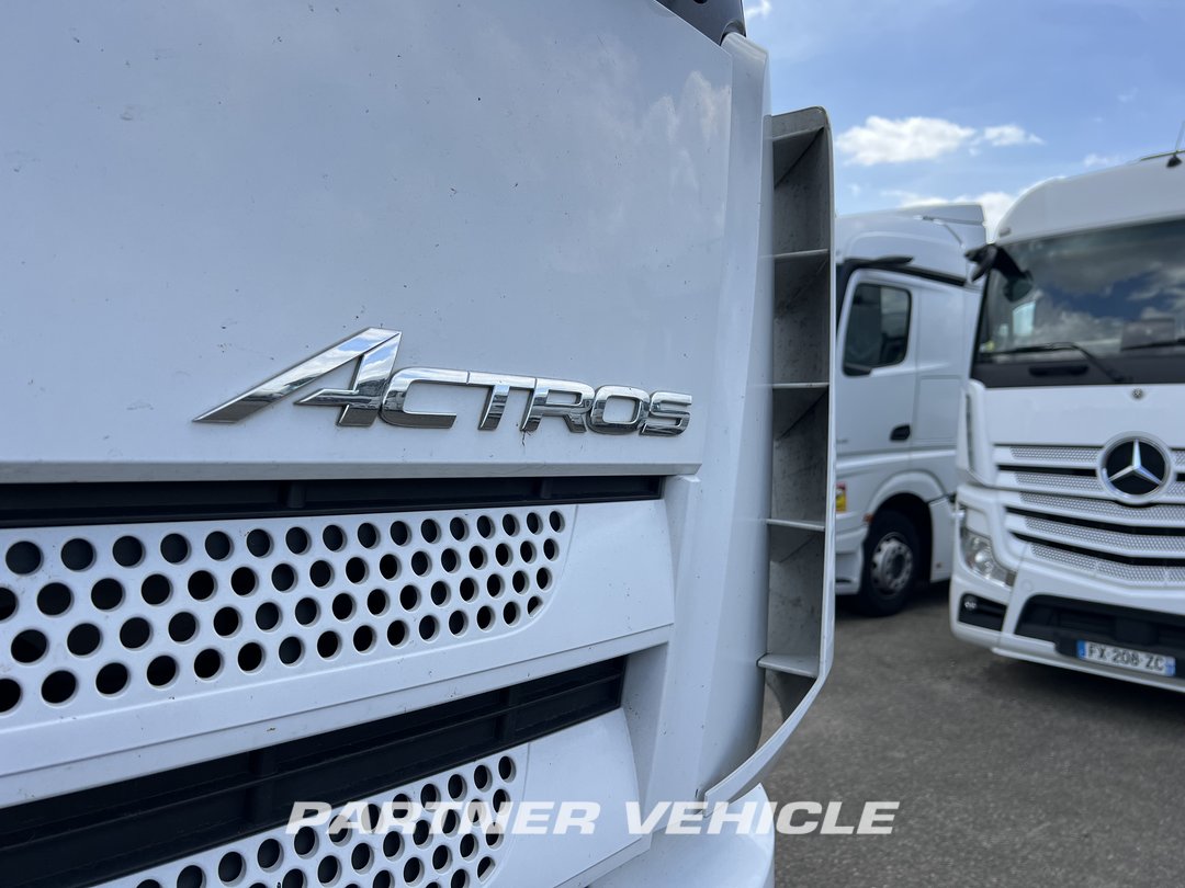 frontLeft : Mercedes Actros 1845 Tractor