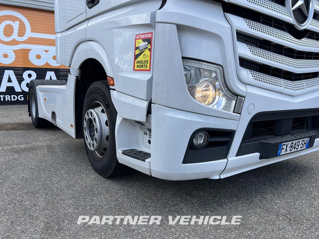 frontLeft : Mercedes Actros 1845 Tractor