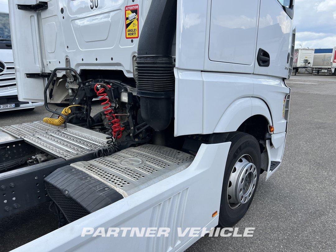 frontLeft : Mercedes Actros 1845 Tractor