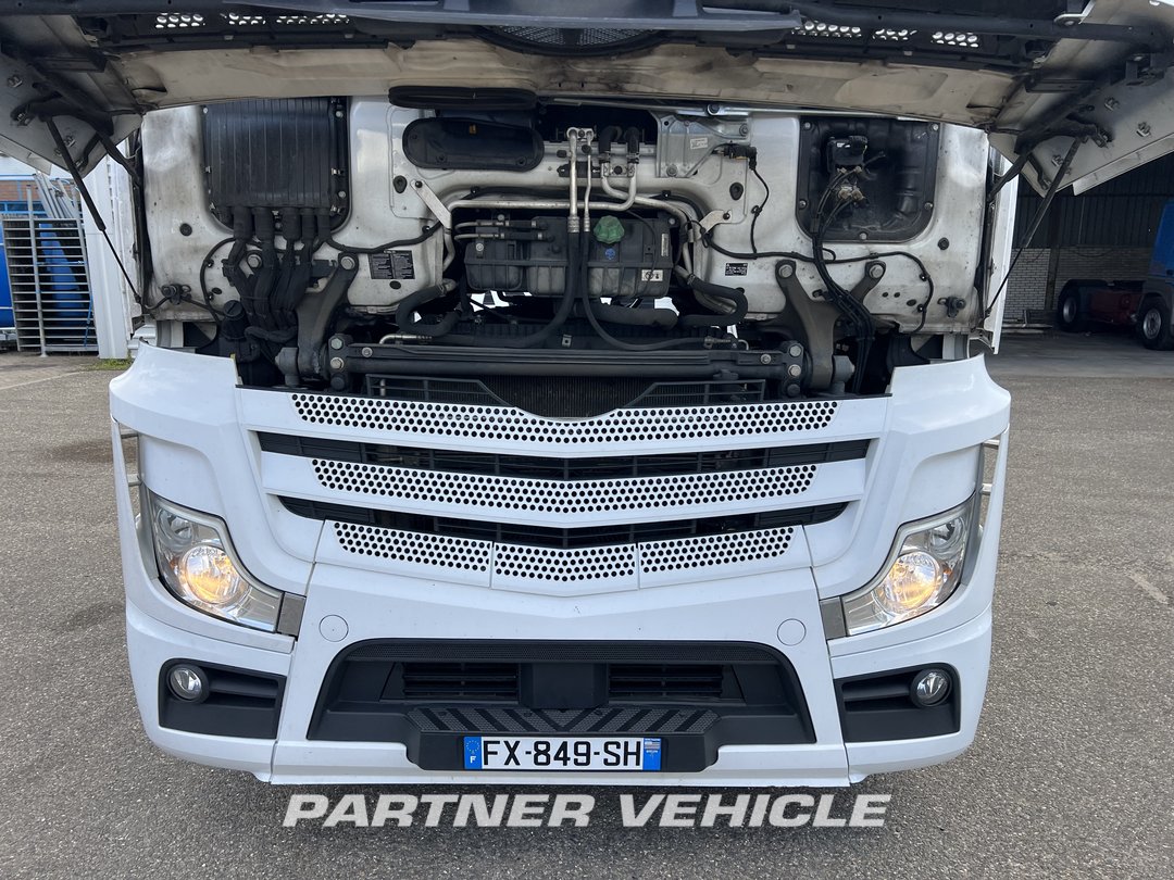 frontLeft : Mercedes Actros 1845 Tractor