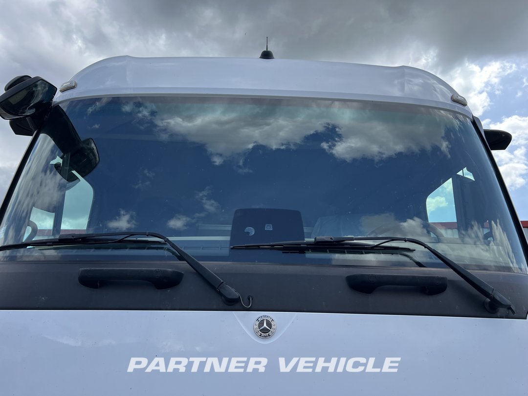 frontLeft : Mercedes Actros 1845 Tractor