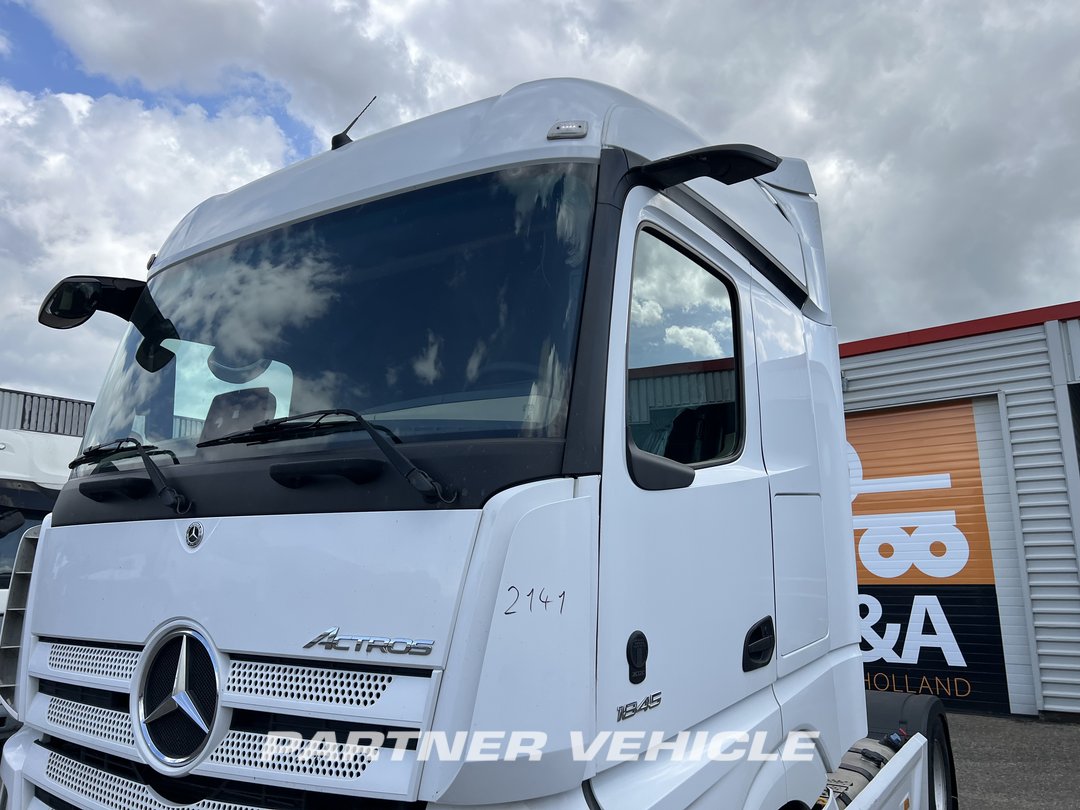 frontLeft : Mercedes Actros 1845 Tractor